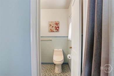Charming 3-bedroom, 2-bath bungalow in a highly desirable - photo 23
