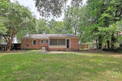 Charming 3-bedroom, 2-bath bungalow in a highly desirable - photo 29