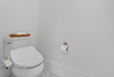 Built in 2021 by renowned local builder Damian Curtis, this 2 - photo 40