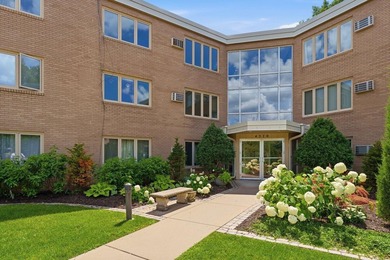 Welcome to this bright and inviting 1-bedroom, 1-bath top-floor - photo 1