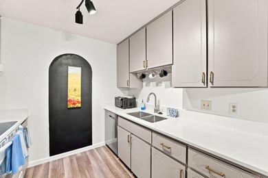 Welcome to this bright and inviting 1-bedroom, 1-bath top-floor - photo 3