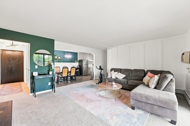 Welcome to this bright and inviting 1-bedroom, 1-bath top-floor - photo 9