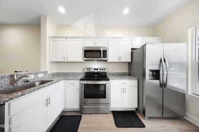 Practically brand-new and lightly lived-in 2 bedroom, 2.5 bath - photo 5