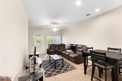 Practically brand-new and lightly lived-in 2 bedroom, 2.5 bath - photo 9