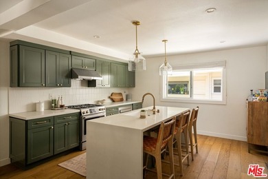 Indulge in sophisticated living with this rare, light-filled - photo 14