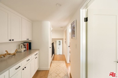 Indulge in sophisticated living with this rare, light-filled - photo 24