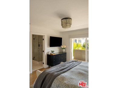 Indulge in sophisticated living with this rare, light-filled - photo 29
