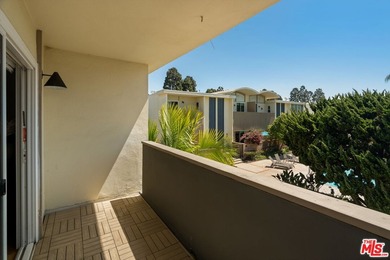 Indulge in sophisticated living with this rare, light-filled - photo 30