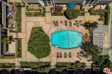 Indulge in sophisticated living with this rare, light-filled - photo 38