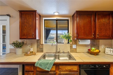 Tucked into a central Lake Havasu location, this truly - photo 17
