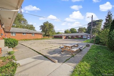 8 unit apartment building, 2 separate buildings with 4 (one) - photo 18