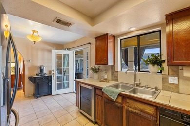 Tucked into a central Lake Havasu location, this truly - photo 18