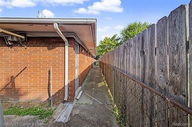 8 unit apartment building, 2 separate buildings with 4 (one) - photo 20