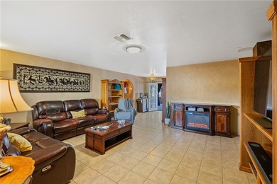 Tucked into a central Lake Havasu location, this truly - photo 20