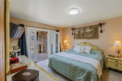 Tucked into a central Lake Havasu location, this truly - photo 27