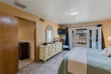 Tucked into a central Lake Havasu location, this truly - photo 28