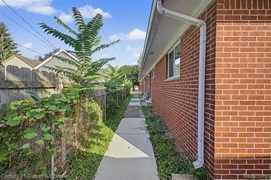 8 unit apartment building, 2 separate buildings with 4 (one) - photo 29