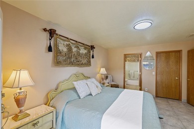 Tucked into a central Lake Havasu location, this truly - photo 30