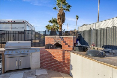 Tucked into a central Lake Havasu location, this truly - photo 40