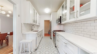 Prime location in the heart of Forest Hills-this move-in ready - photo 5