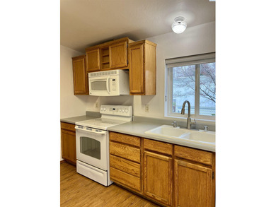 MLS# 289507 Welcome home to this beautifully maintained 1991