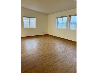 MLS# 289507 Welcome home to this beautifully maintained 1991