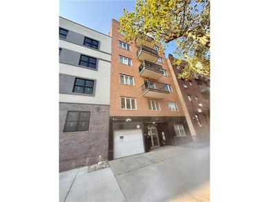 Welcome to this beautiful 3-bedroom duplex apartment, which - photo 1