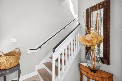 STUNNING UPSTAIRS CONDO WITH SWEEPING BAY & MARINA VIEWS IN - photo 3