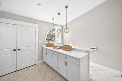 STUNNING UPSTAIRS CONDO WITH SWEEPING BAY & MARINA VIEWS IN - photo 4
