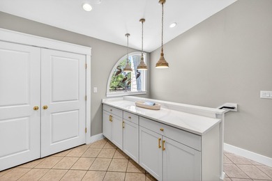 STUNNING UPSTAIRS CONDO WITH SWEEPING BAY & MARINA VIEWS IN - photo 6