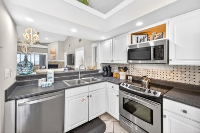 STUNNING UPSTAIRS CONDO WITH SWEEPING BAY & MARINA VIEWS IN - photo 10