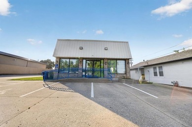 Excellent commercial opportunity in a high-visibility Henderson - photo 1