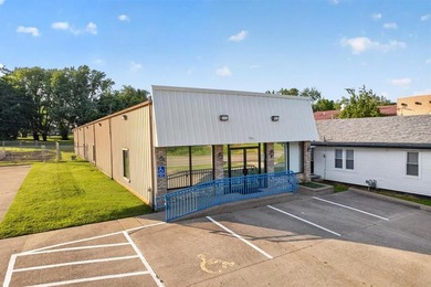 Excellent commercial opportunity in a high-visibility Henderson - photo 2