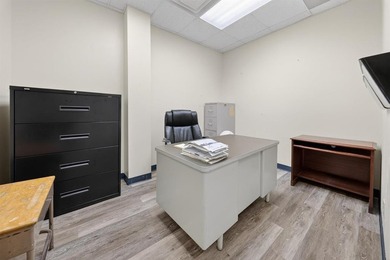 Excellent commercial opportunity in a high-visibility Henderson - photo 4