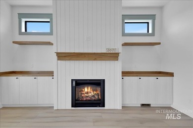 Luxury, location and privacy! Located in Twin Falls newest - photo 5