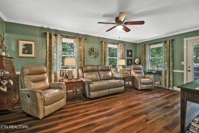 Completely Remodeled Home on a Double Lot - Move-In Ready! Don't - photo 17