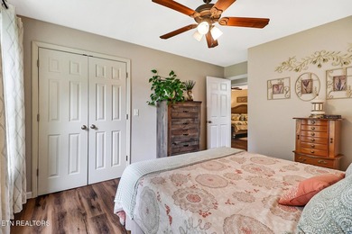 Completely Remodeled Home on a Double Lot - Move-In Ready! Don't - photo 24