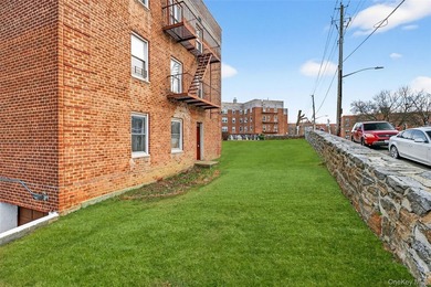 Spacious and sun-filled open-concept one-bedroom home located in - photo 22