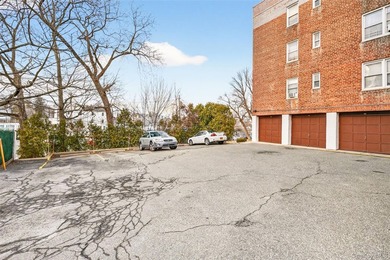Spacious and sun-filled open-concept one-bedroom home located in - photo 23