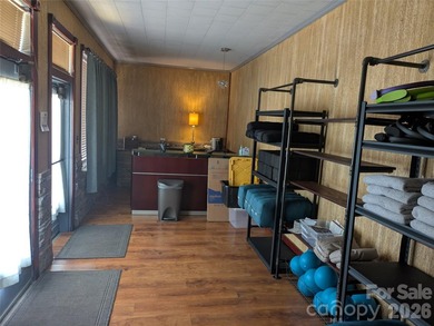 Rare opportunity to acquire a freestanding, single-story - photo 3