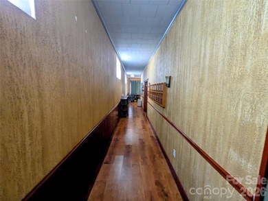 Rare opportunity to acquire a freestanding, single-story - photo 4