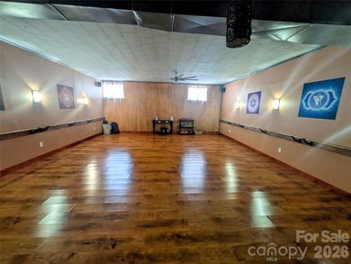 Rare opportunity to acquire a freestanding, single-story - photo 5