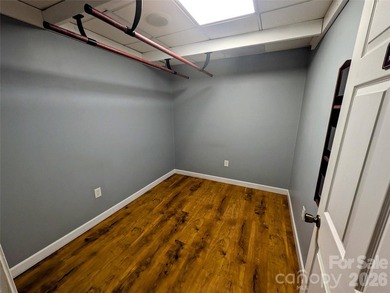 Rare opportunity to acquire a freestanding, single-story - photo 8