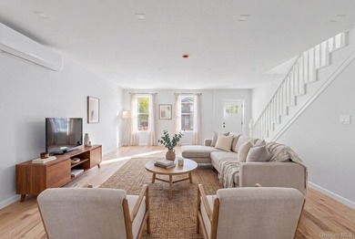 Space, style & modern luxury come together at 4 Crosby Avenue. A - photo 1
