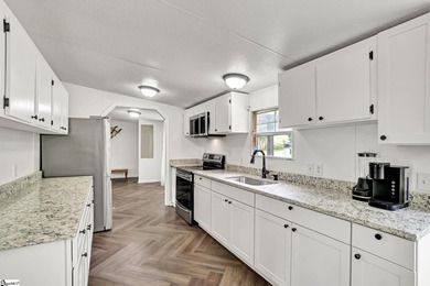 TURNKEY. FURNISHED. DOCK IN THE WATER. 125 FEET OF LAKE - photo 9