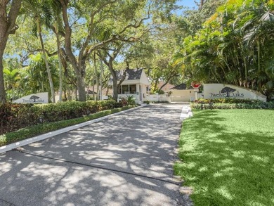 Rarely available and highly coveted, this top floor, 3rd floor - photo 21