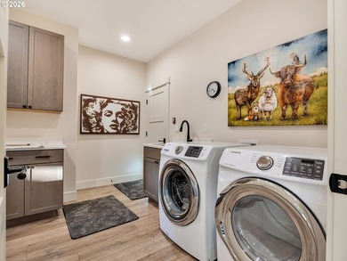 Easy living in this 2019 custom built home in excellent - photo 21