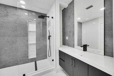 GREAT INVESTMENT. TENANT OCCUPIED. DO NOT DISTURB TENANT. This - photo 25