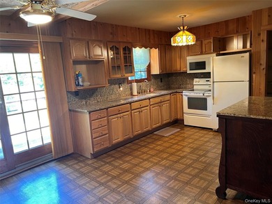 Charming Farm Ranch in the Heart of Hampton Bays Nestled on a - photo 2