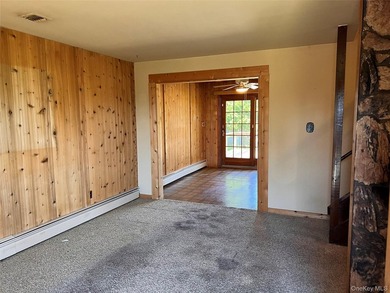 Charming Farm Ranch in the Heart of Hampton Bays Nestled on a - photo 4